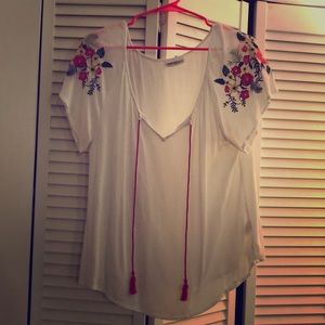 XL Westport whiteT with floral design on shoulders